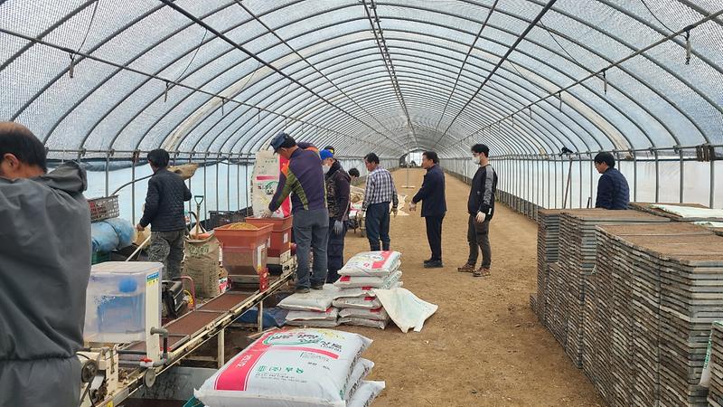 선원면,_“답은_현장에_있다”…영농철_맞아_농업인과_소통