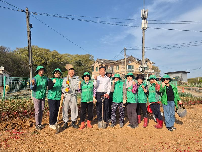 선원면 새마을부녀회, 연리 쓰레기 취약지 꽃길로 탈바꿈 사진