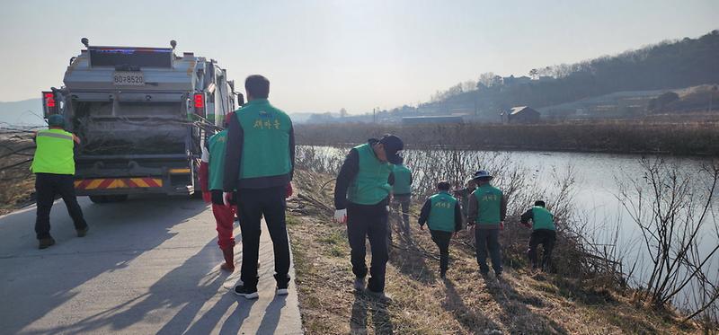 선원면_새마을남녀지도자,_해양쓰레기_집중_수거…행락_철_대비_환경정비