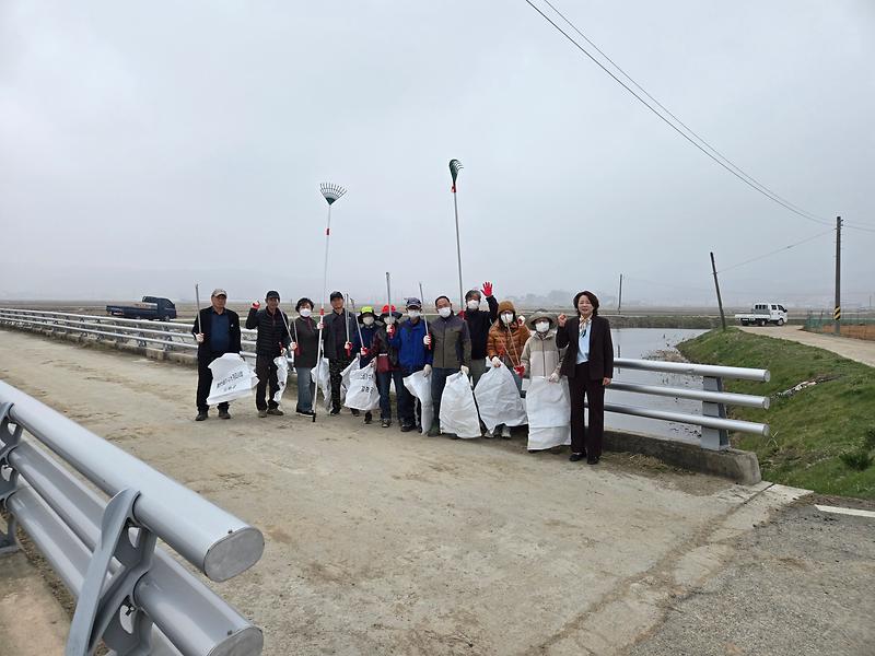 송해면_지역사회보장협의체,_숭릉천_일대_쓰레기_집중_수거