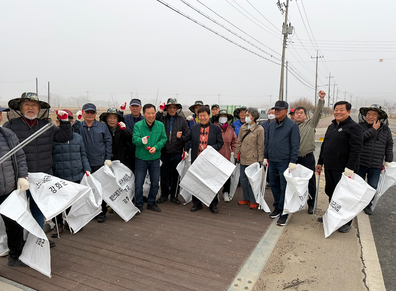 송해면_노인회,_숭릉천_일원_쾌적한_하천환경_조성