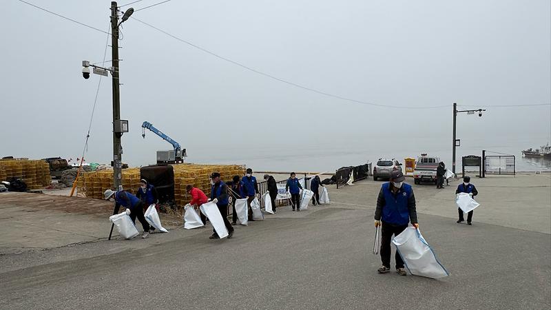 양도면_바르게살기위원회,_겨울_쓰레기_말끔히…건평항_해안_봄맞이_대청소