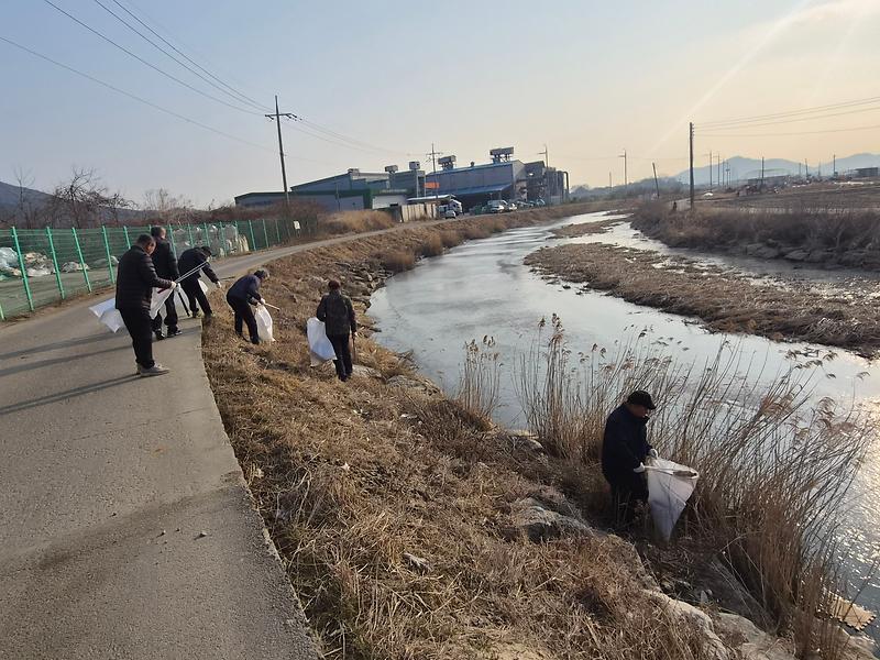 양도면_이장단,_능내천_일대_환경정화에_앞장