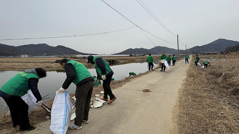 양도면_새마을지도자협의회,_삼흥천_환경정비에_앞장