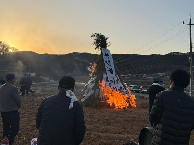 양사면_덕하3리,_달집에_실은_염원…_정월대보름_달집태우기_개최(3)