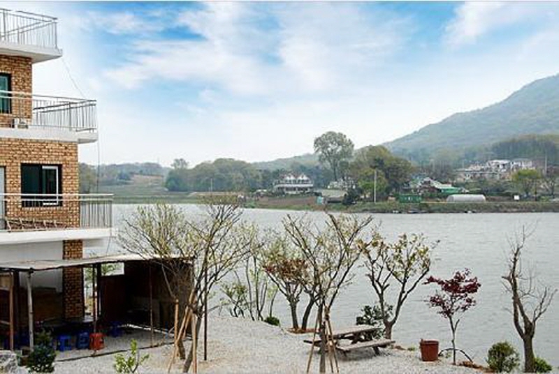 강가에 펜션 사진2