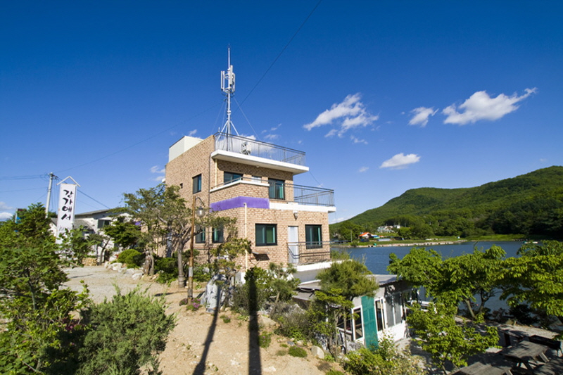 강가에 펜션 사진