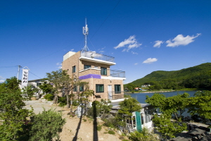 강가에 펜션 사진