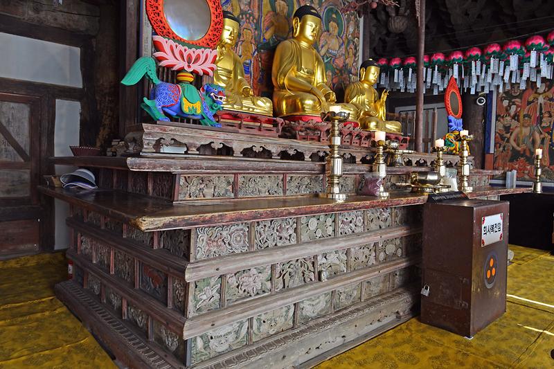 강화 전등사 대웅보전 수미단 사진1