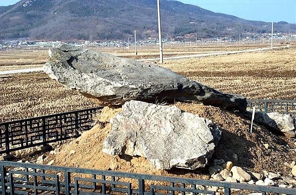 삼거리 천곡 고인돌 사진1